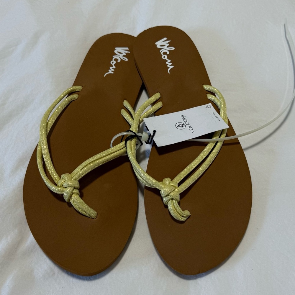 NWT Volcom Women's Tan and Gold Sandals Size 9